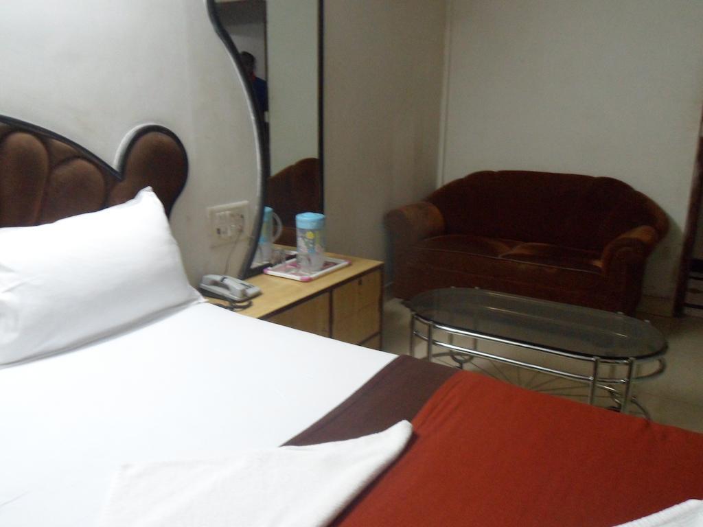 Hotel Happyland Bombay Extérieur photo